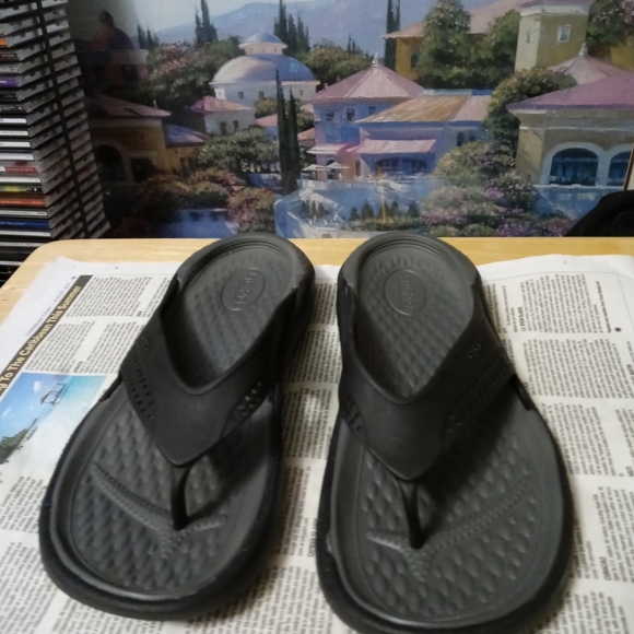 🩴🩴🚂 CROCS SLIPPERS GRAY & BLACK 🌉⛵A FABULOUS GIFT GIVING ITEM.🛍🪭 - Picture 7 of 12